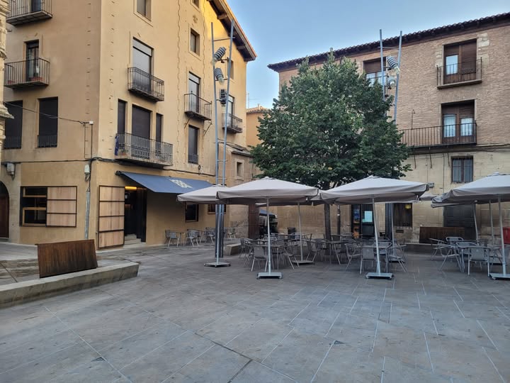 Terraza del Gastrobar San Juan en la Plaza Los Fueros de Viana